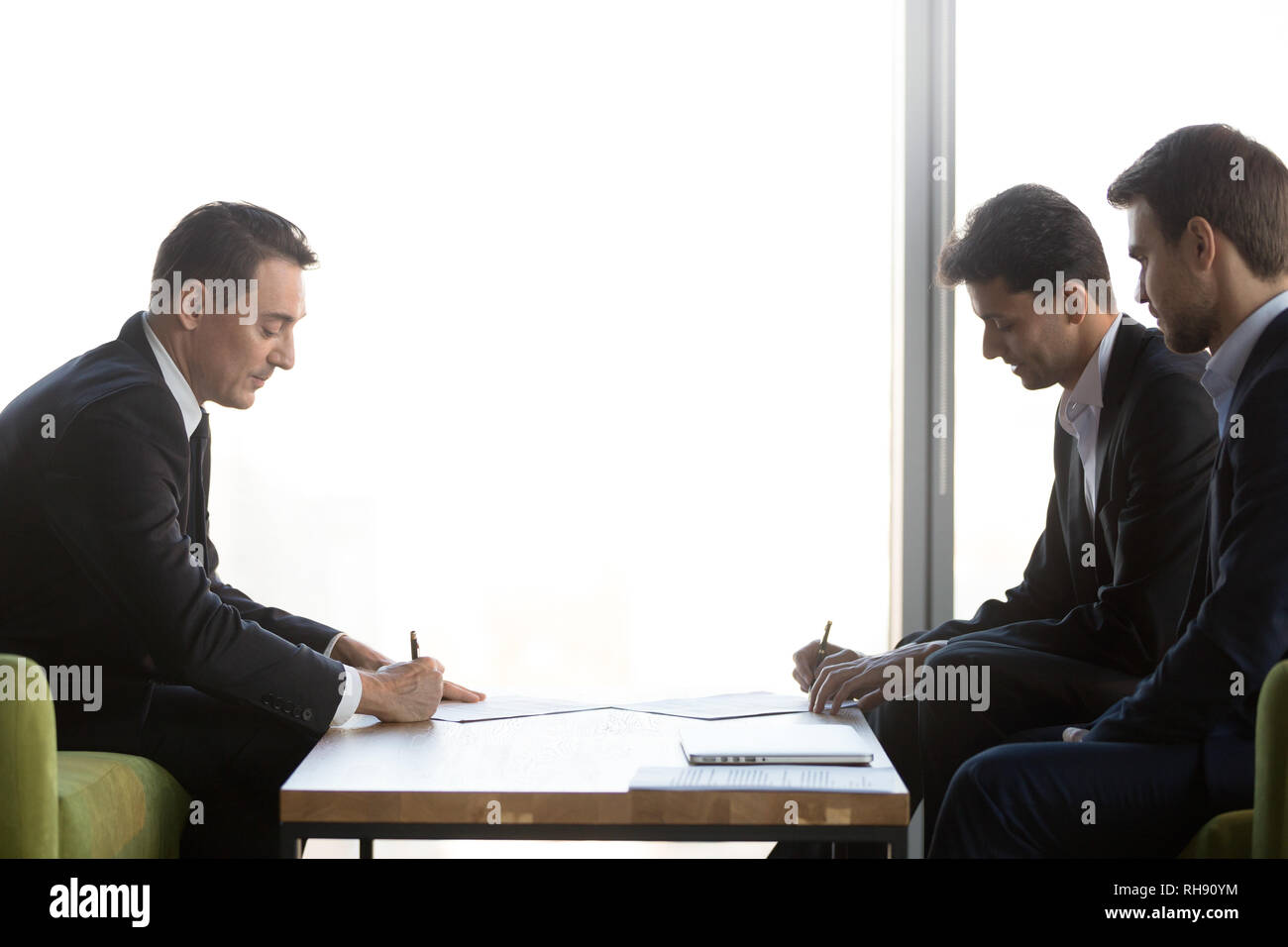 Diversi partner commerciali la firma di due contratti rendendo accordo di partenariato Foto Stock