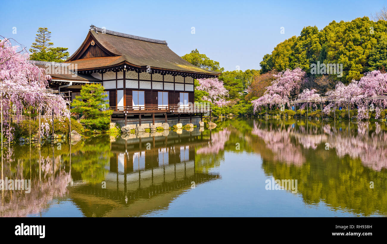 Kyoto, Giappone primavera al Santuario Heian stagno del giardino. Foto Stock