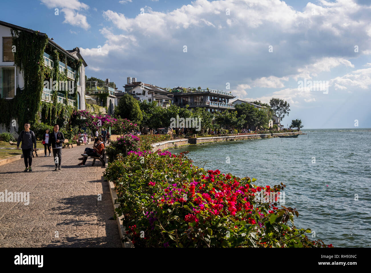 La passeggiata lungo il Lago Erhai, Shuanglang town, Dali, nella provincia dello Yunnan in Cina Foto Stock