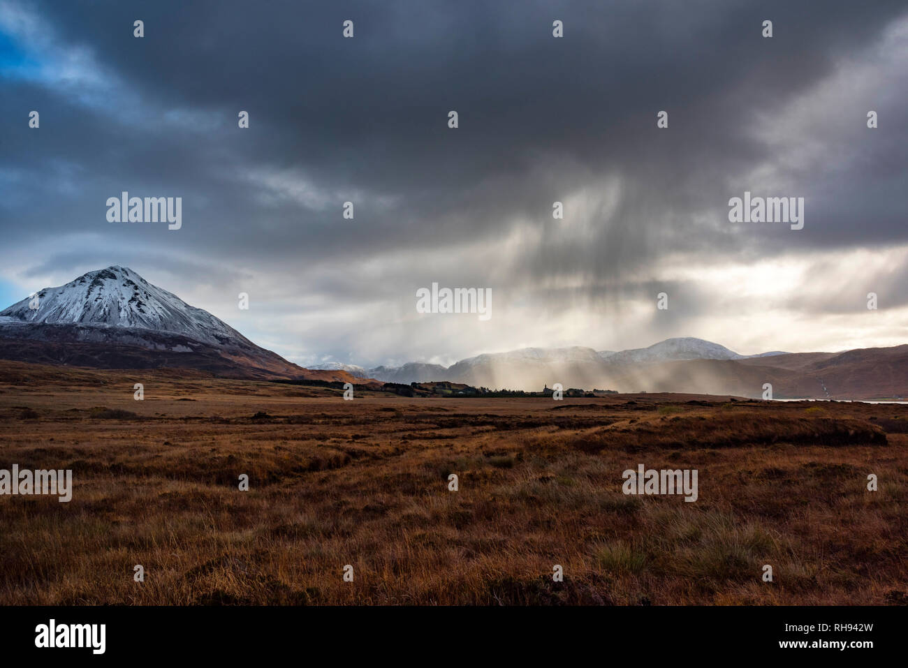 Neve nuvole sopra Errigal montagna a Dunlewey, Donegal, Irlanda Foto Stock