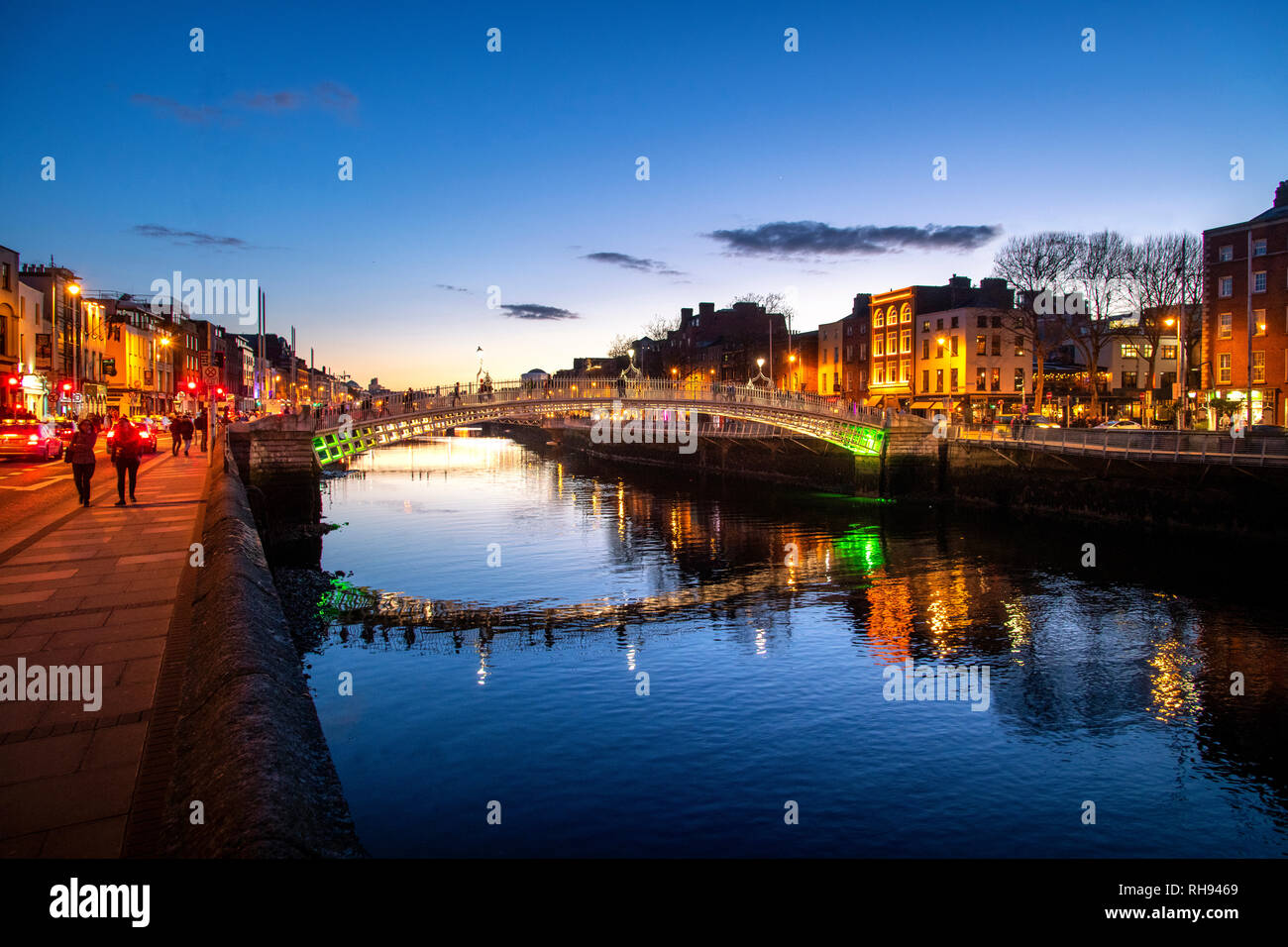 Il Ha.penny Bridge sul fiume Liffey di Temple Bar a Dublino Foto Stock