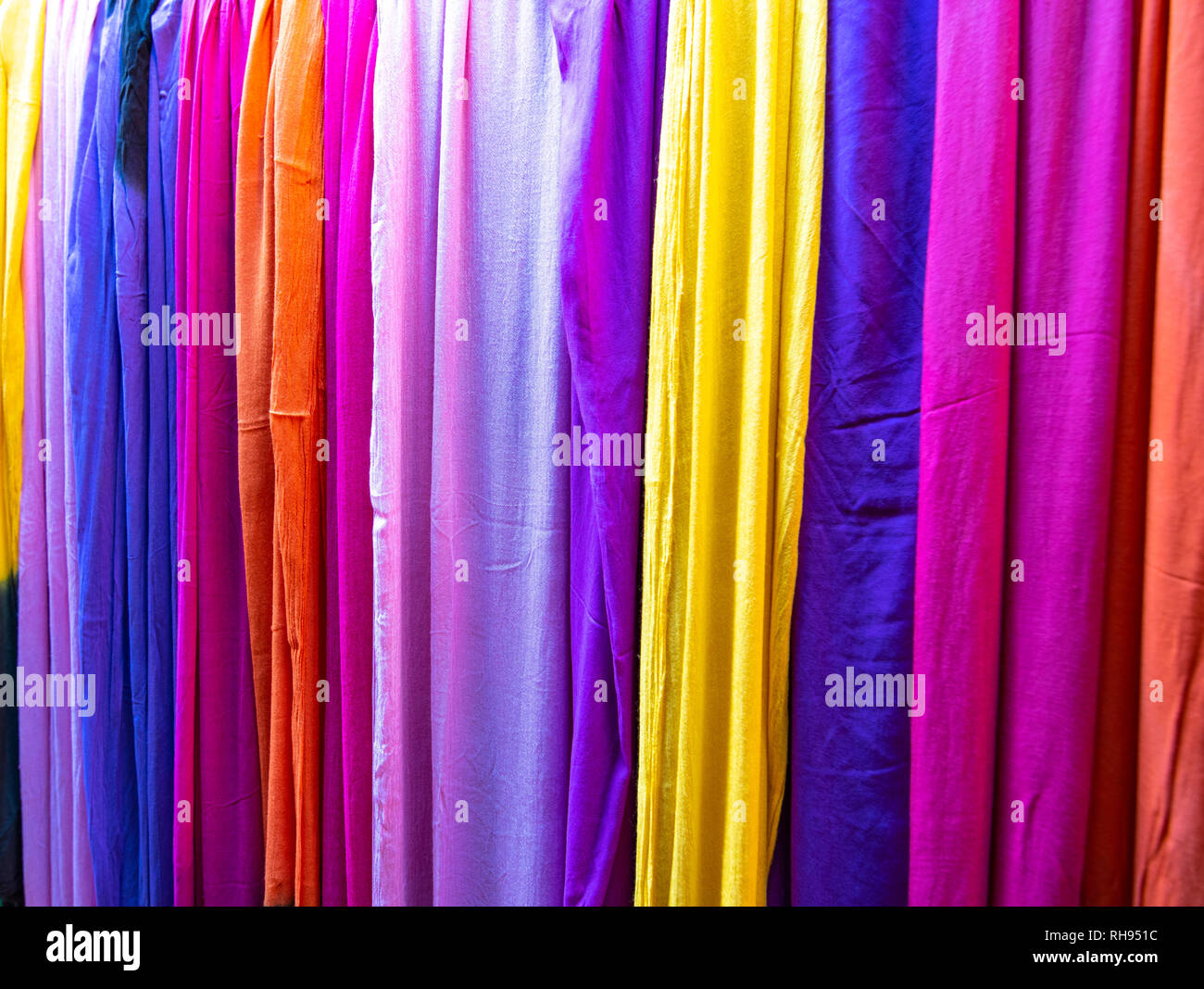 Tradizionale marocchino colorate sciarpe e scialli in Fes, Marocco noto anche come shesh (touareg turbante). Mano di tessuti. Souk Fez. mercato sciarpe Foto Stock