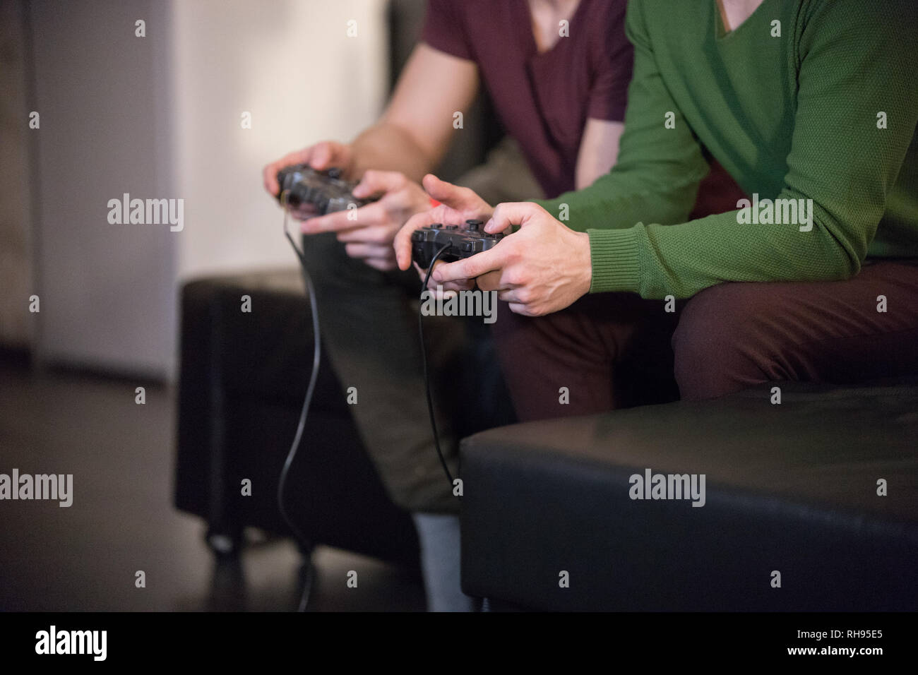 Due giovani uomini giochi tenendo un joystick Foto Stock