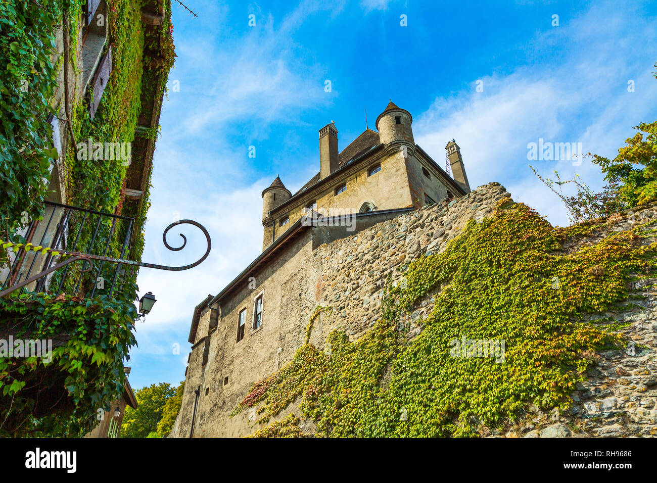 Yvoire città medievale e il suo castello difensivo tower Francia Foto Stock