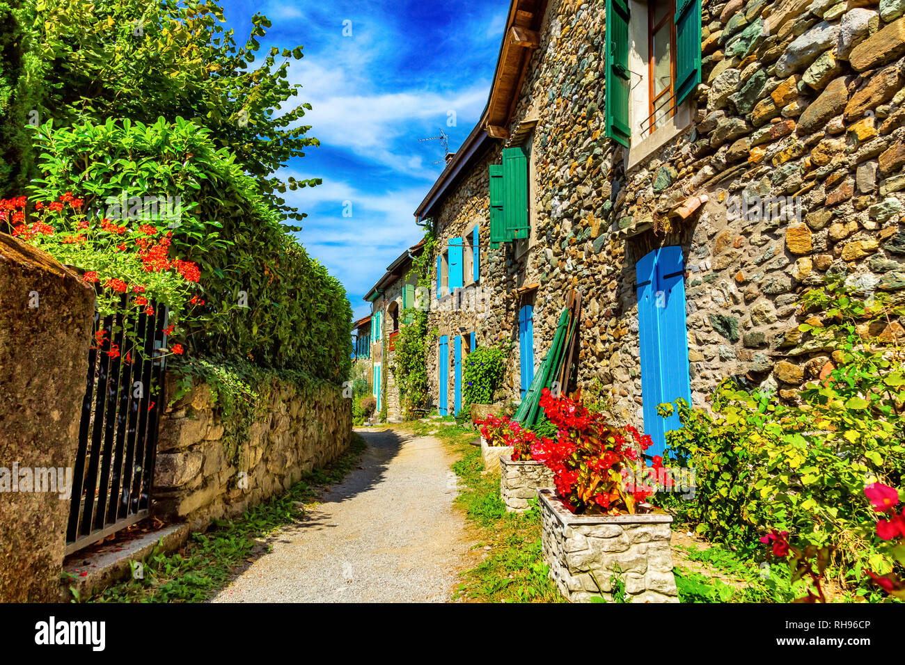 Bella colorato vicolo medievale in Yvoire città in Francia Foto Stock