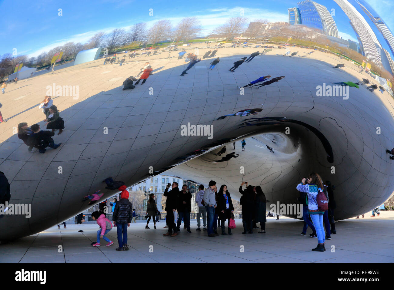 Visitatori avente le foto scattate nella parte anteriore del Cloud Gate aka il bean in AT&T Plaza. Loop di Chicago.Illinois.USA Foto Stock