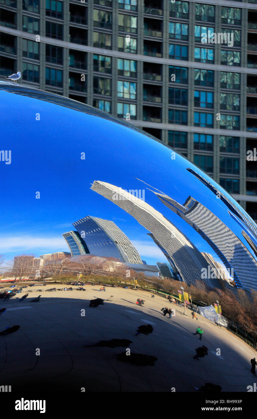 Una chiusa vista sullo skyline di Chicago riflessa su Anish Kapoor il Cloud Gate aka il bean in Millennium Park.Loop.Chicago.Illinois.USA Foto Stock