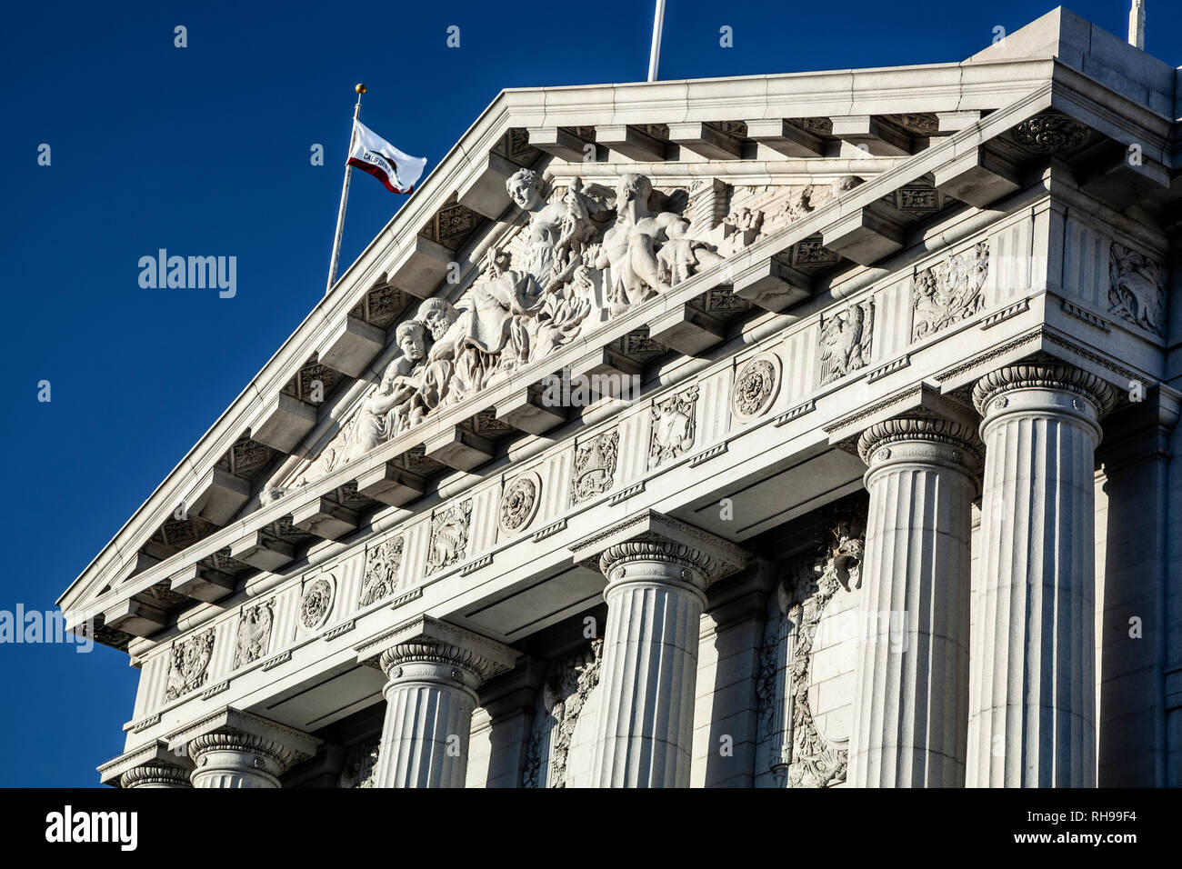 Frontone ovest e colonne, Municipio della Città e della contea di San Francisco, San Francisco, California USA Foto Stock