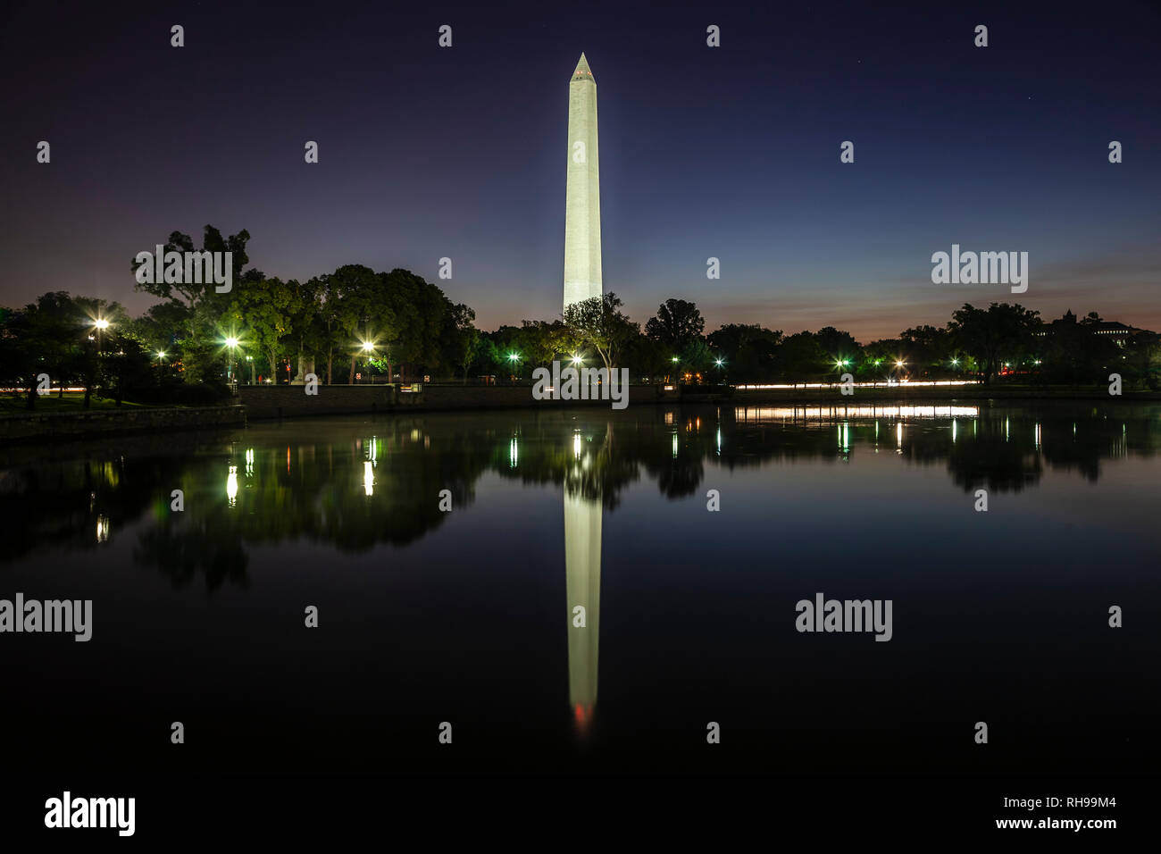 Il Monumento a Washington si riflette sul Tidal Basin, Washington, Distretto di Columbia USA Foto Stock