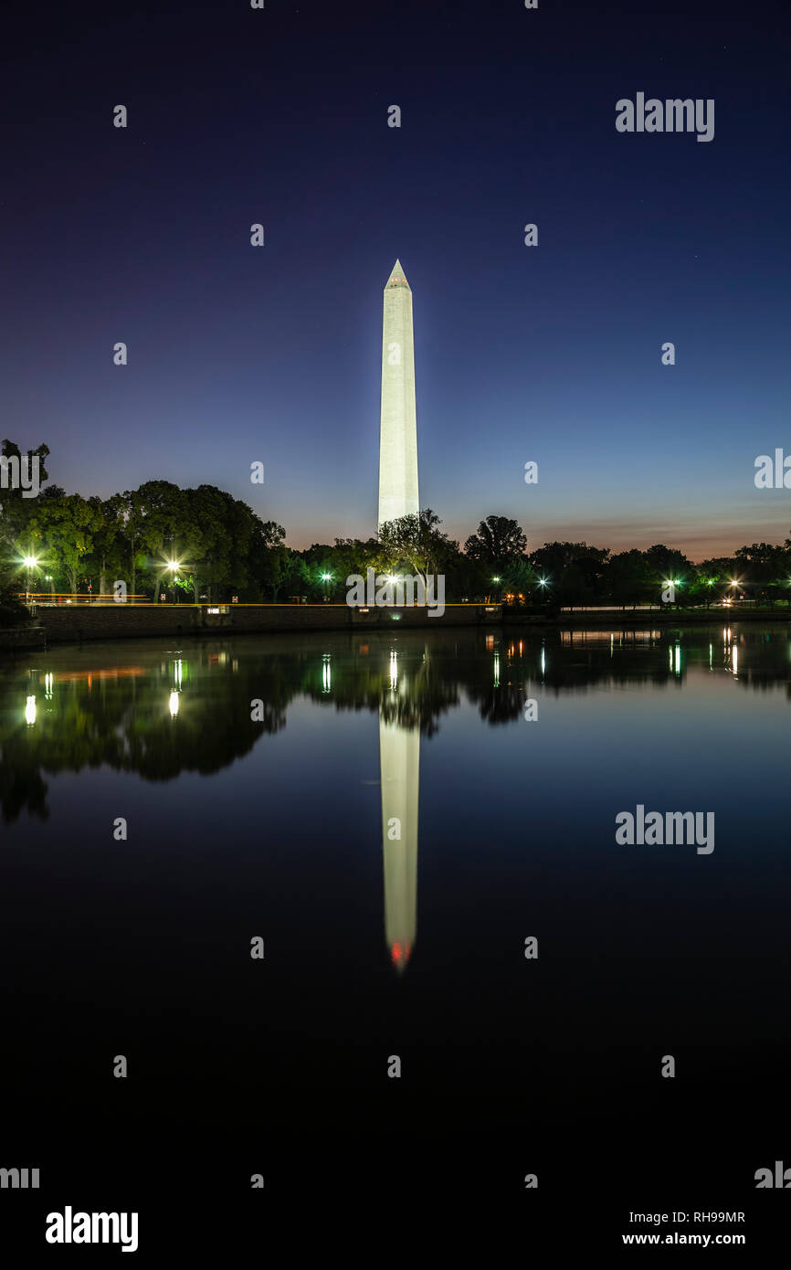 Il Monumento a Washington si riflette sul Tidal Basin, Washington, Distretto di Columbia USA Foto Stock