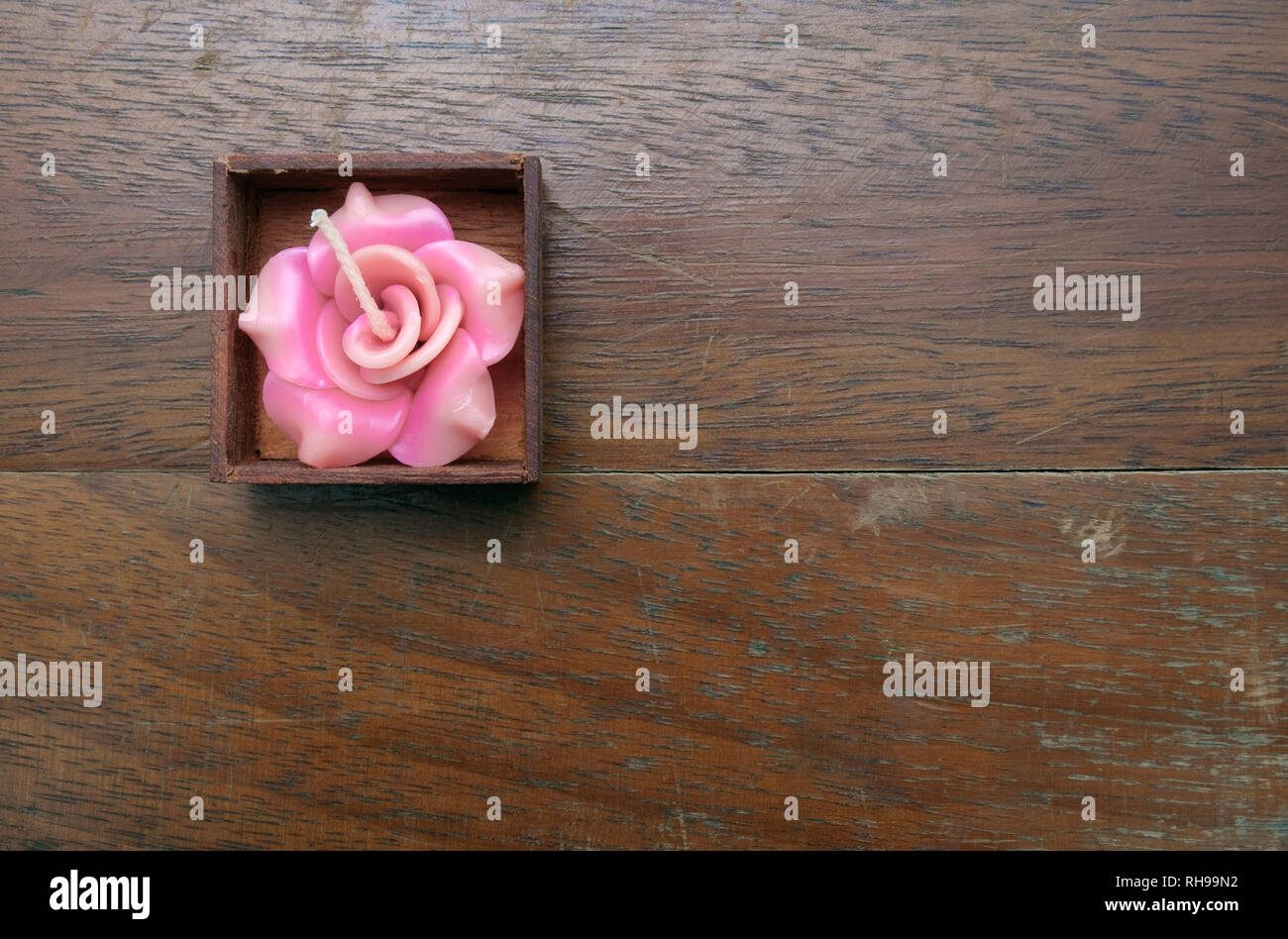 Vista di rose candela sagomata su uno sfondo di legno. Vista dall'alto. Foto Stock