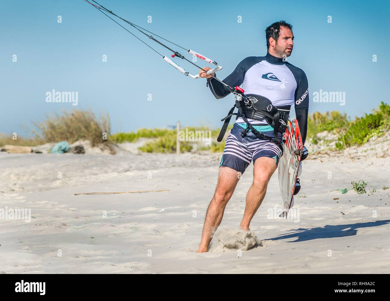 Un kitesurfer attende il segnale di lanciare il suo F-One Bandit sei kite, 18 ottobre 2015, in Dauphin Island, Alabama. Foto Stock