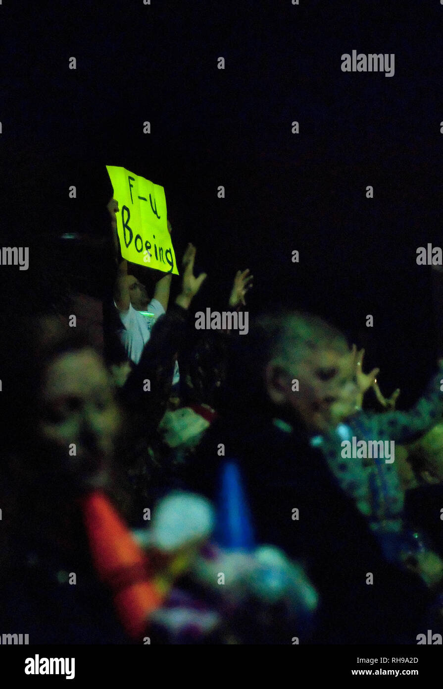 Un uomo tiene un segno per esprimere il suo dispiacere con Boeing durante il fine della Polka Dots Mardi Gras Parade di Mobile, Alabama, Feb 24, 2011. Foto Stock
