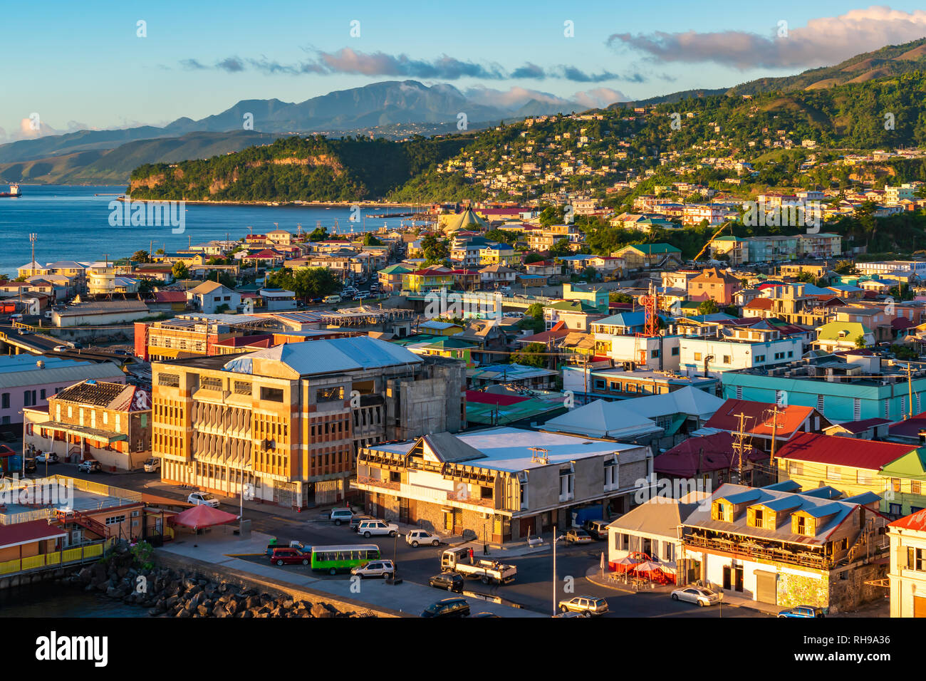 Roseau, della città e del porto di crociera della Dominica. Paesaggio urbano in bella vista al tramonto. Foto Stock