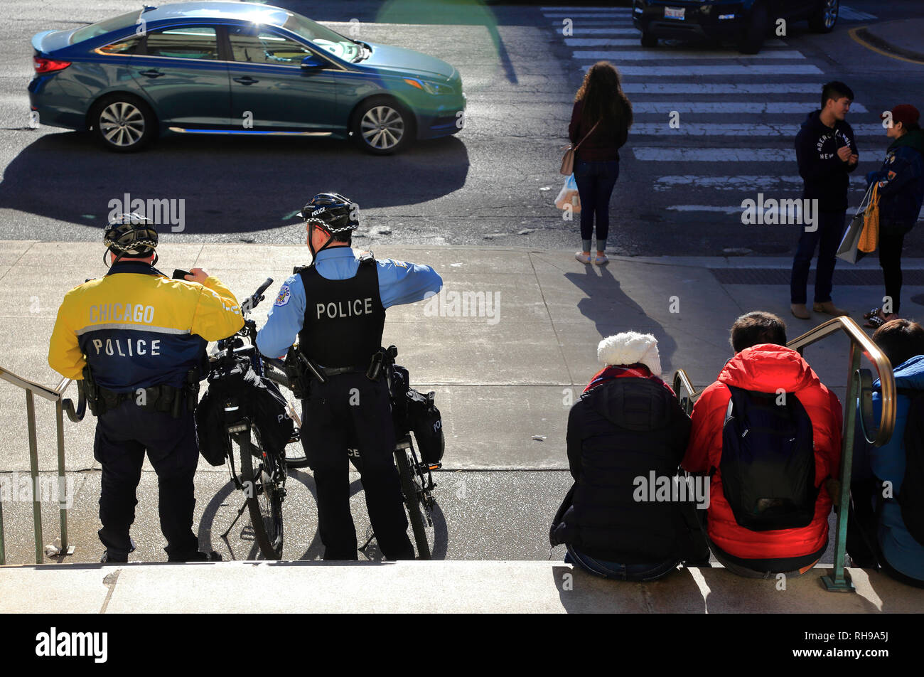 Noleggio pattuglia di polizia guardando fuori della Michigan Avenue sul marciapiede. Chicago. Illinois. Stati Uniti d'America Foto Stock