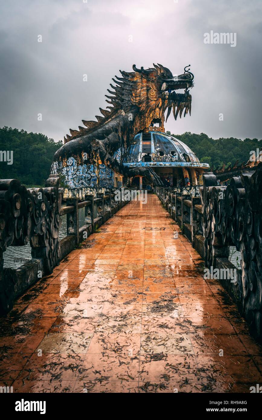 Dark attrazione turistica Ho Tien Thuy abbandonato waterpark, vicino alla città di Hue, Vietnam centrale, Sud-est asiatico. Famosa statua del drago nel mezzo di th Foto Stock