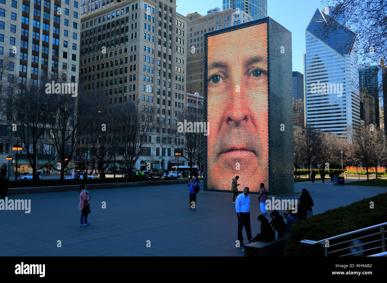 Fontana di corona, una scultura interattiva e video installazione in Millennium Park con lo skyline di Chicago in background. Chicago.Illinois. Stati Uniti d'America Foto Stock