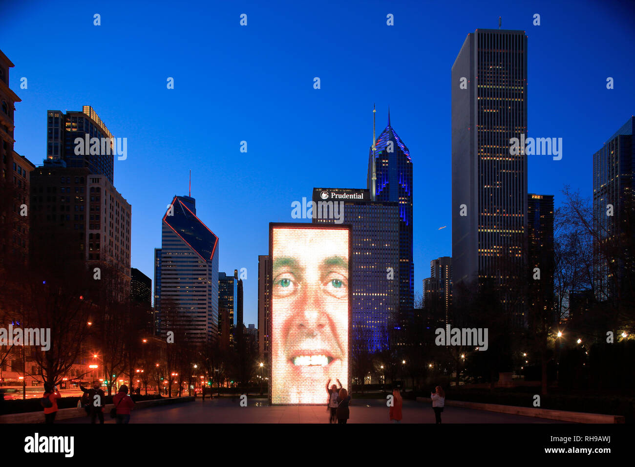 La vista notturna della fontana di corona, una scultura interattiva e video installazione in Millennium Park con lo skyline di Chicago in background. IL. Stati Uniti d'America Foto Stock