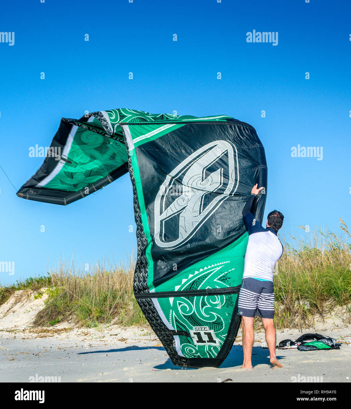 Un kite surfer si prepara a lanciare il suo F-One Bandit sei kite, 18 ottobre 2015, in Dauphin Island, Alabama. Foto Stock