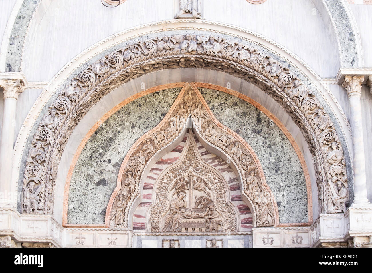 Decorazione architettonica sulla facciata della Cattedrale di San Marco a Venezia, Italia Foto Stock