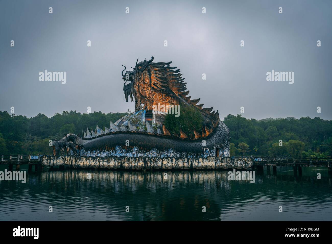 Dark attrazione turistica Ho Tien Thuy abbandonato waterpark, vicino alla città di Hue, Vietnam centrale, Sud-est asiatico. Famosa statua del drago nel mezzo di th Foto Stock