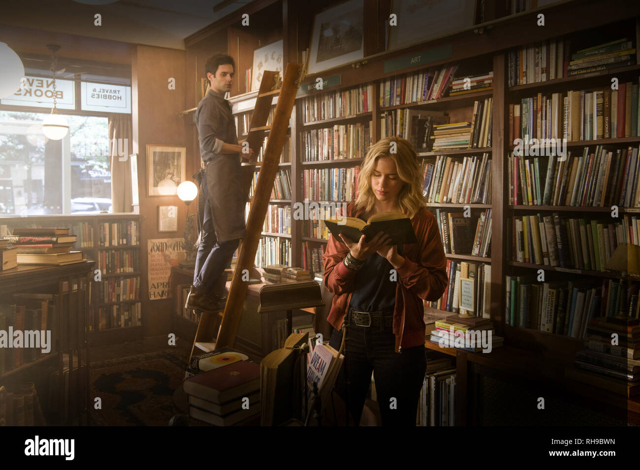 Penn Badgley, Elizabeth Lail, "lei" (2018) Photo credit: Netflix / Hollywood Archive Foto Stock