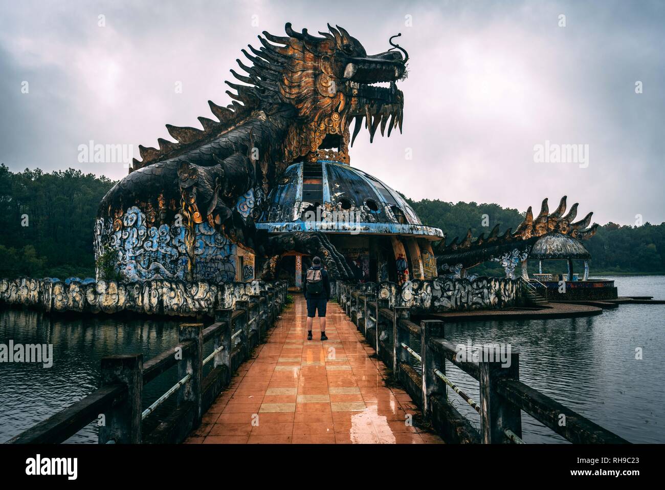 Dark attrazione turistica Ho Tien Thuy abbandonato waterpark, vicino alla città di Hue, Vietnam centrale, Sud-est asiatico. Famosa statua del drago nel mezzo di th Foto Stock