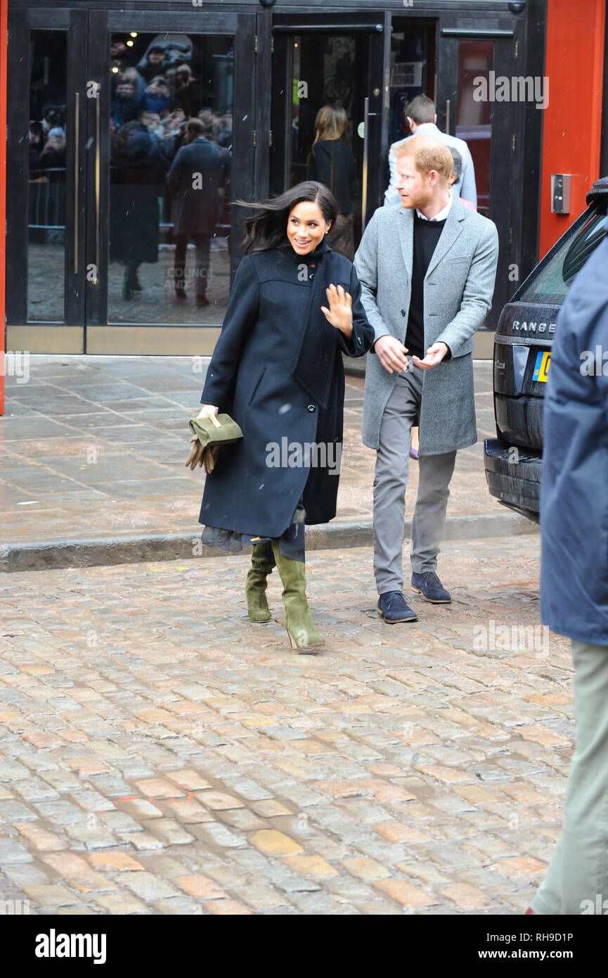 Il Duca di Sussex " Principe Harry' e Duchessa di Sussex 'Meghan' visto durante la loro visita a Bristol. Le Loro Altezze Reali ha incontrato i membri del pubblico, come sono arrivati al Bristol Old Vic. Foto Stock