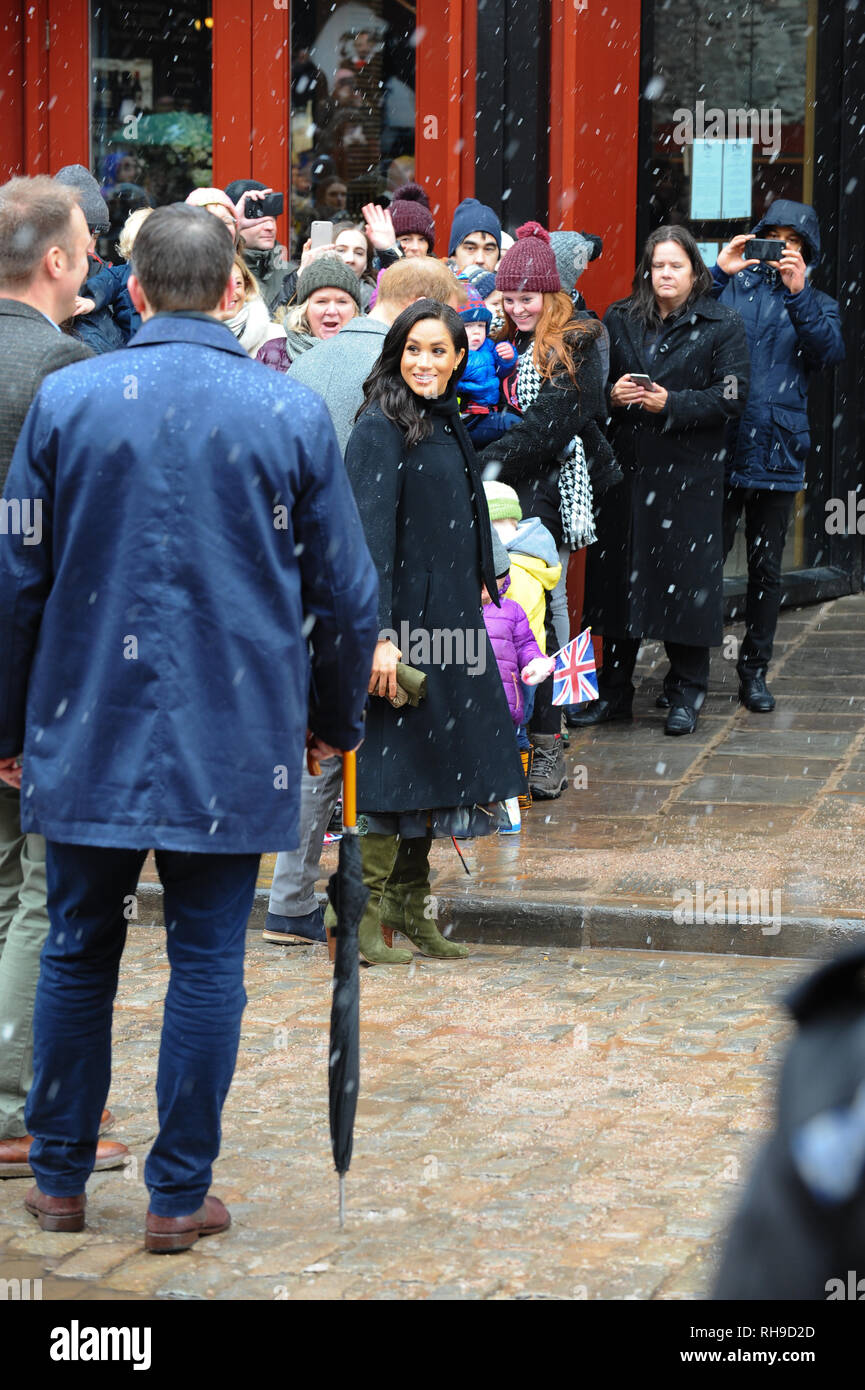 Il Duca di Sussex " Principe Harry' e Duchessa di Sussex 'Meghan' visto durante la loro visita a Bristol. Le Loro Altezze Reali ha incontrato i membri del pubblico, come sono arrivati al Bristol Old Vic. Foto Stock