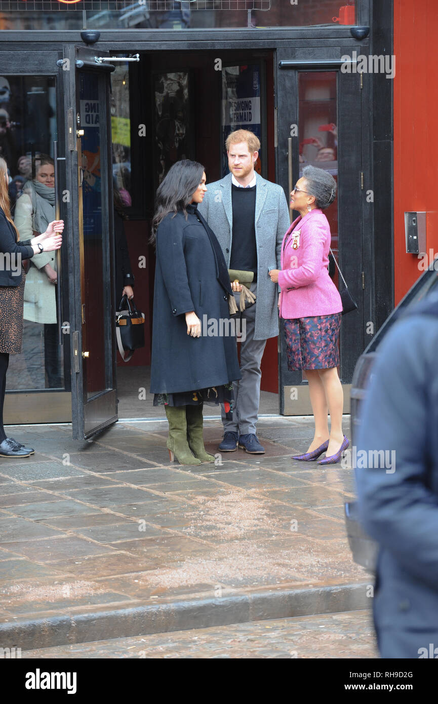 Il Duca di Sussex " Principe Harry' e Duchessa di Sussex 'Meghan' visto durante la loro visita a Bristol. Le Loro Altezze Reali ha incontrato i membri del pubblico, come sono arrivati al Bristol Old Vic. Foto Stock
