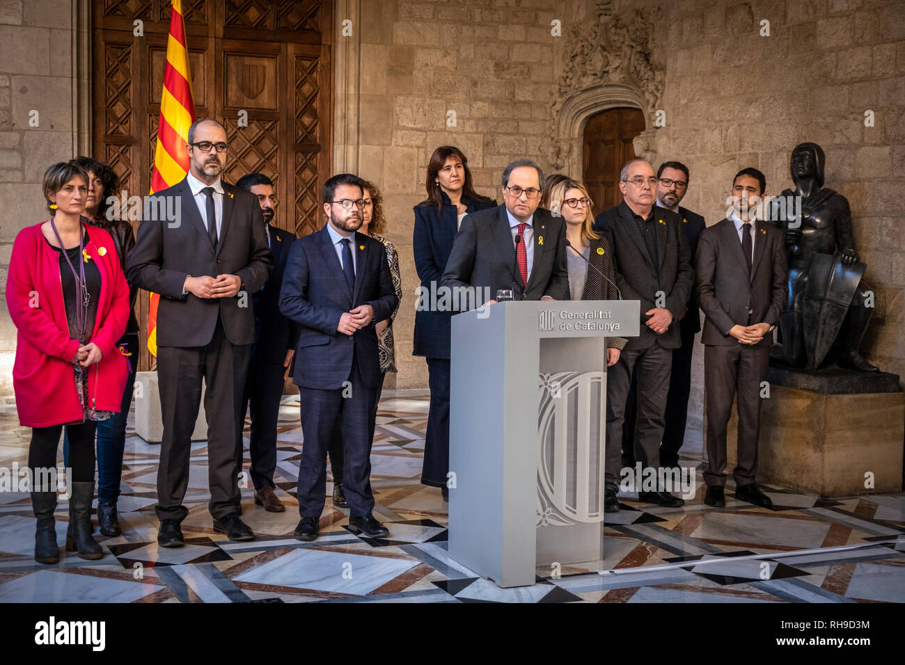 Presidente Quim Torra si è visto durante la dichiarazione istituzionale del trasferimento dei prigionieri politici a Madrid per essere provato. Presidente Quim Torra durante la dichiarazione ha chiesto alla comunità internazionale e di tutte le entità dei diritti civili e umani per aggiungere al sentimento del popolo della Catalogna in difesa dei principi e dei valori di una più equa, più sicuri e più liberi mondo futuro. Foto Stock