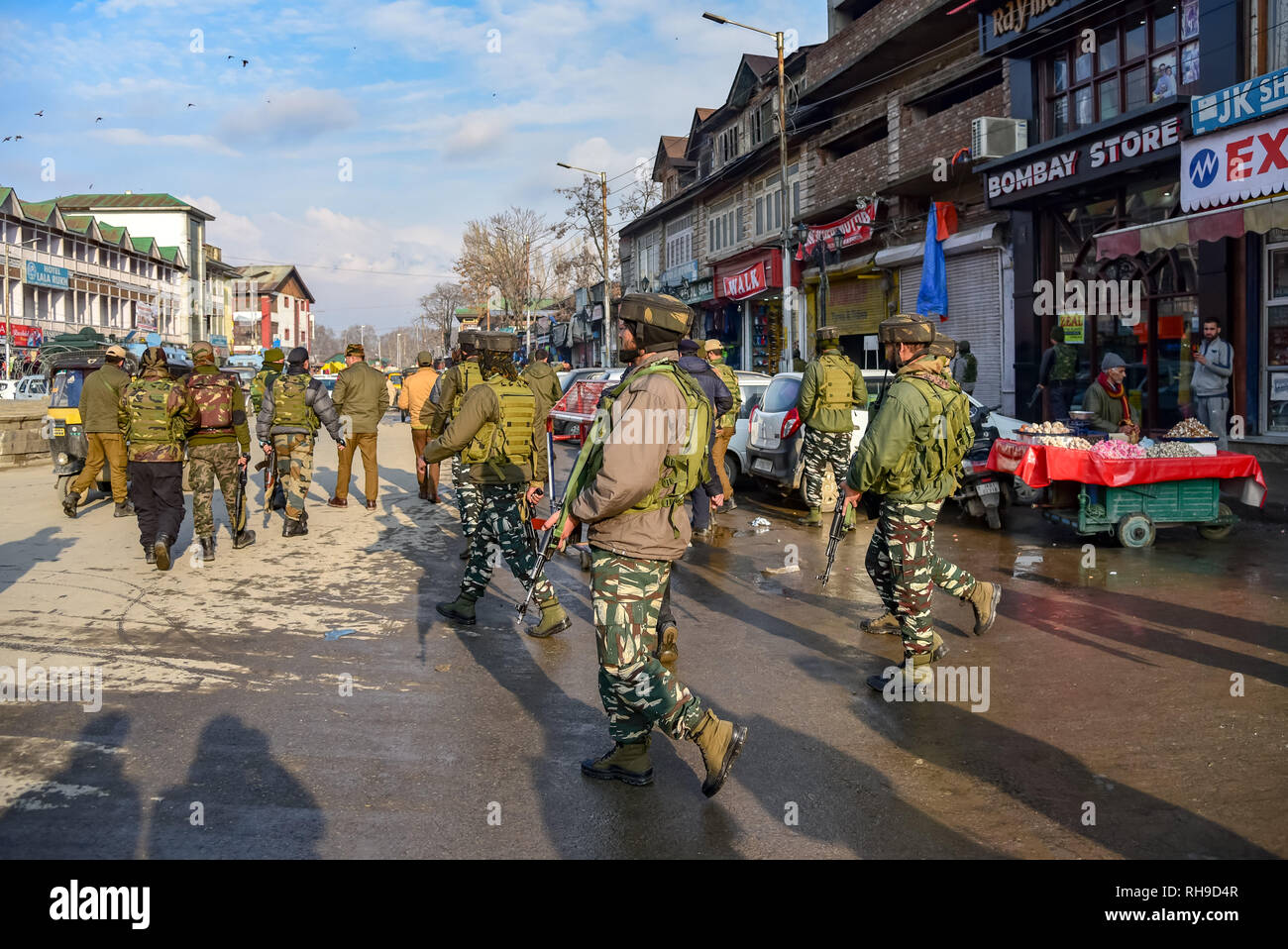 Paramilitari indiano troopers visto il pattugliamento durante una ricerca casuale il funzionamento in Srinagar. La sicurezza è stata rafforzata nella regione del Kashmir davanti al primo ministro indiano la visita programmata il 3 febbraio. Foto Stock