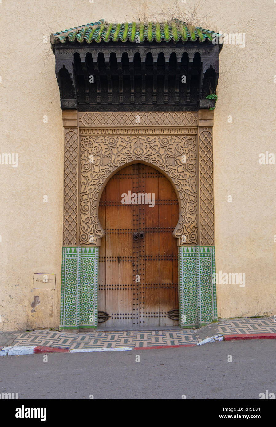 Fes, Marocco. Design tradizionale marocchino con porta d'ingresso in legno. moschea Bab Bou Jeloud porta della moschea Foto Stock