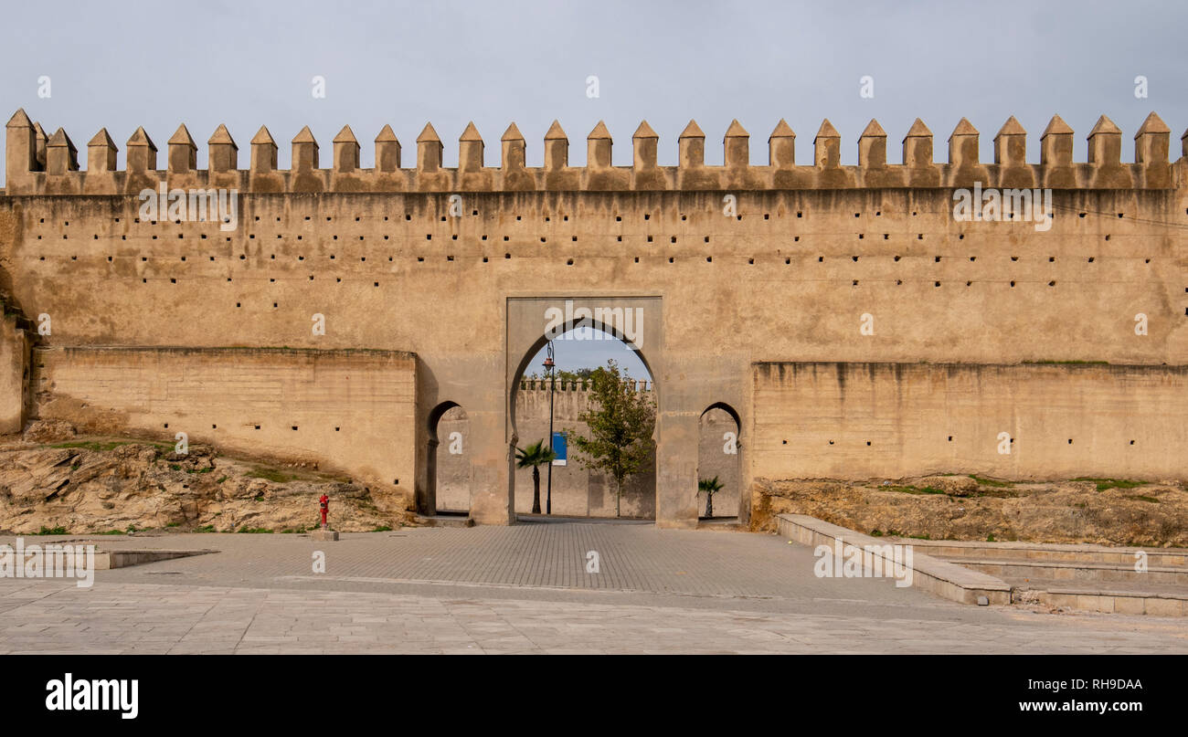 Vista delle mura e porta alla vecchia Medina di Fez (Fes El Bali), Marocco. L'antica città e la più antica capitale del Marocco. Foto Stock