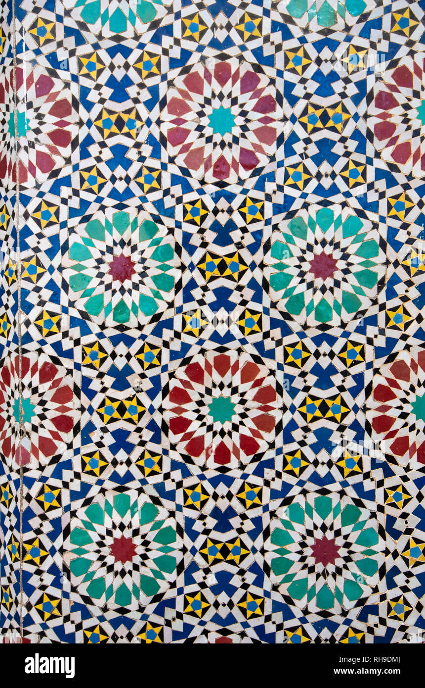 Dettaglio di ornati in mosaico su i cancelli di ingresso al Palazzo Reale di Fes, Marocco ( Fez ). Ornati geometrici di Dar al Makhzen Foto Stock