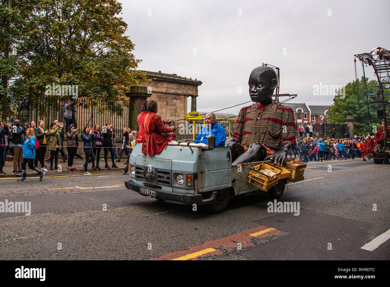 Little Boy passa gigante, Cattedrale di Liverpool sogno Foto Stock