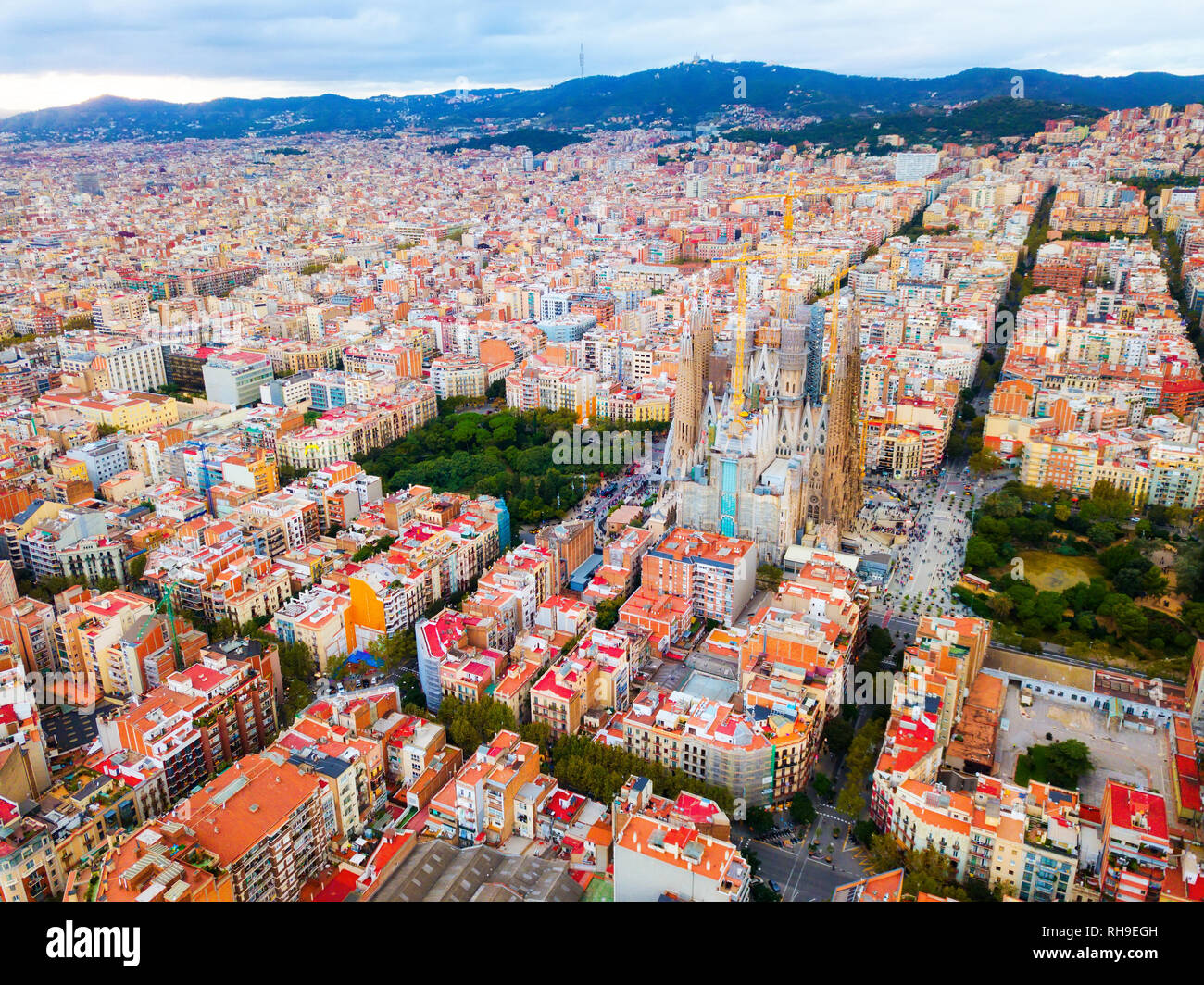 Moderno paesaggio urbano di Barcellona, vista panoramica da fuco del quartiere Eixample e Sagrada Familia Foto Stock