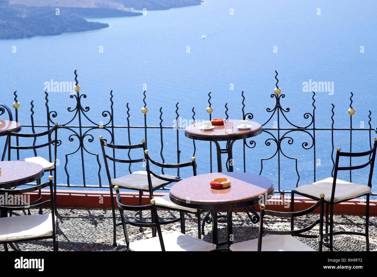 Terrazza mediterranea con l'annata recinzione metallica Foto Stock