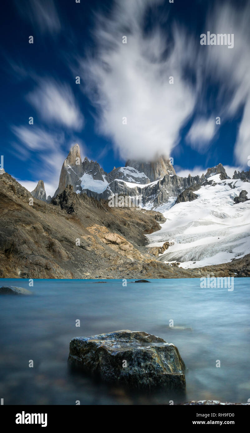Una lunga esposizione foto con il movimento delle nuvole a Laguna de los Tres con montaggio iconica Fitz Roy Foto Stock