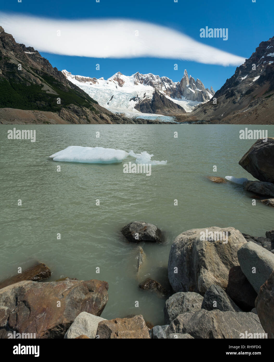 Cerro Torre con gli iceberg in Laguna Torre, El Chalten Foto Stock