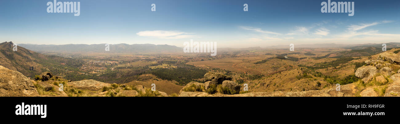 Panorama della savana paesaggio di montagne di Swaziland Foto Stock