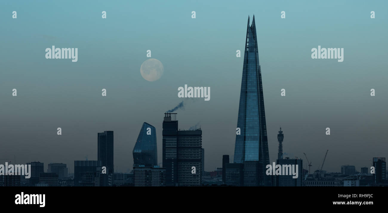 Regno Unito: Meteo La Luna di mattina imposta vicino al grattacielo Shard building Foto Stock