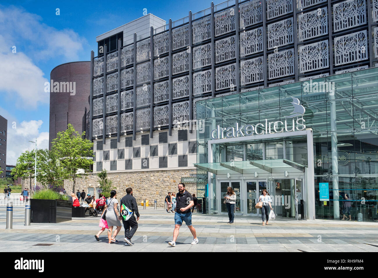 2 Giugno 2018: Plymouth, Devon, Regno Unito - Drake Circus Shopping Centre su una luminosa e calda giornata di primavera, con gli acquirenti che entrano ed escono. Foto Stock