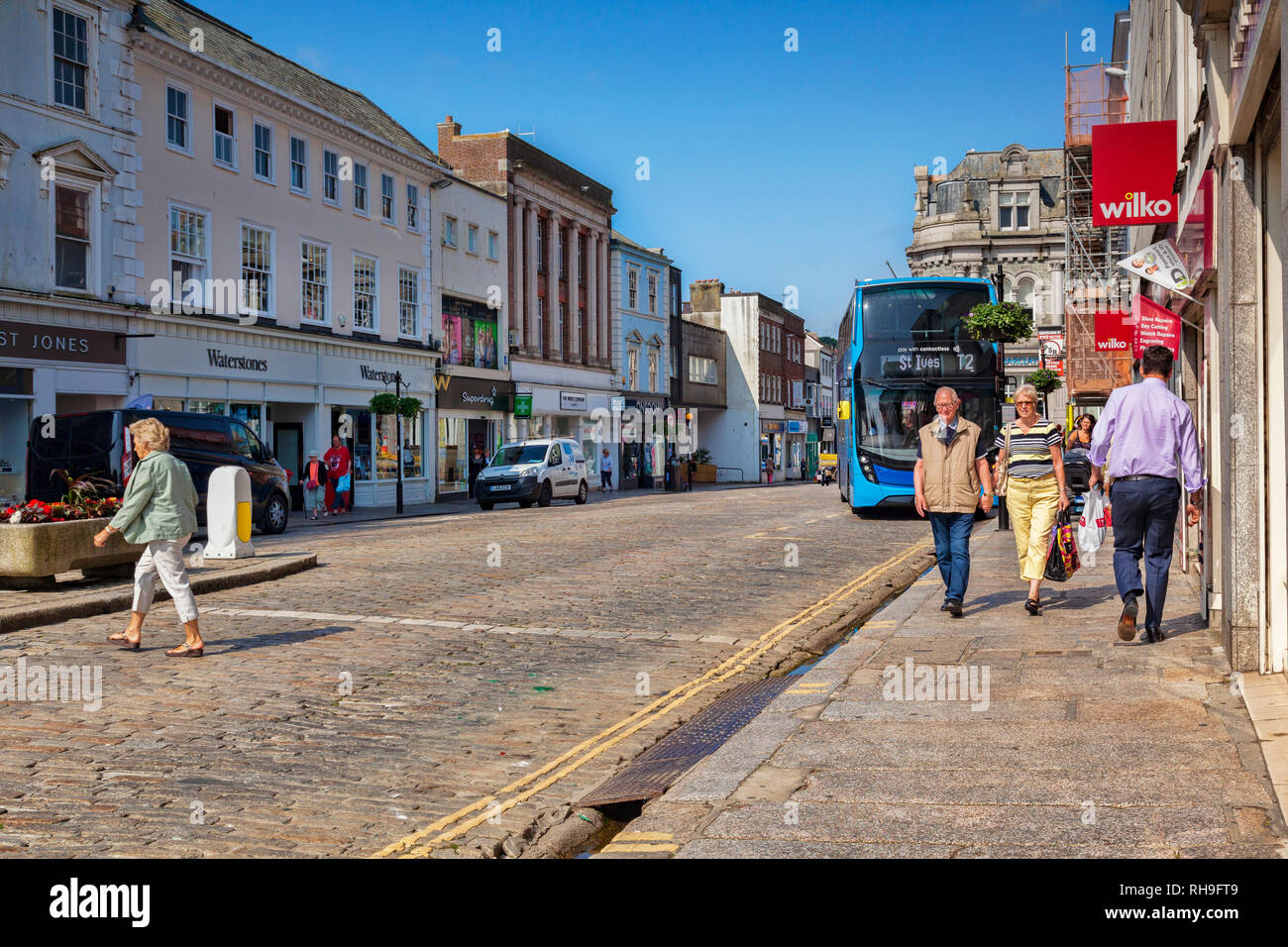 12 Giugno 2018: Truro, Cornwall, Regno Unito - Negozi di Boscawen Street, Truro Foto Stock