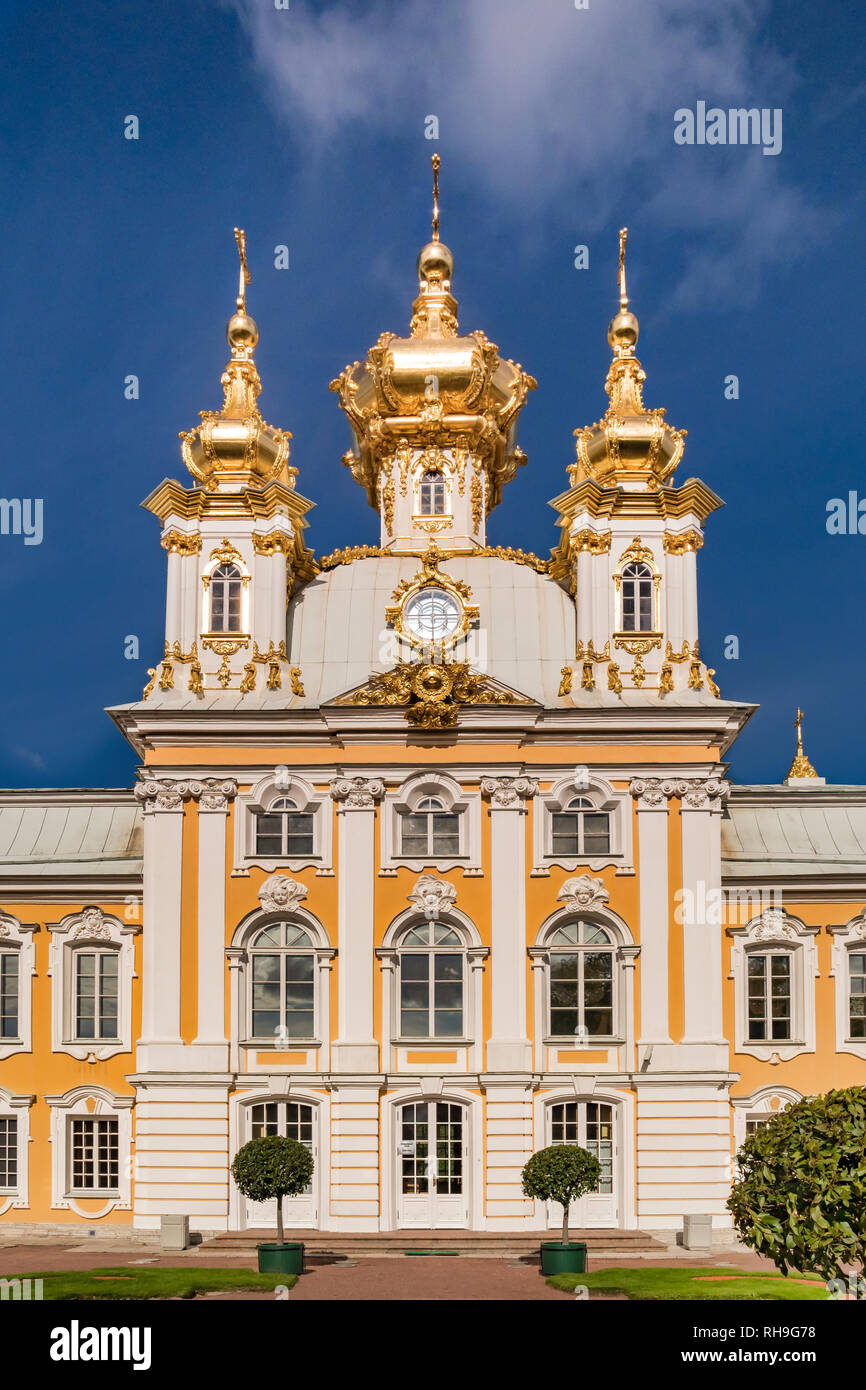 18 Settembre 2018: San Pietroburgo, Russia - Est della cappella, con cupole dorate, uno di una coppia che fiancheggiano il palazzo principale. Foto Stock
