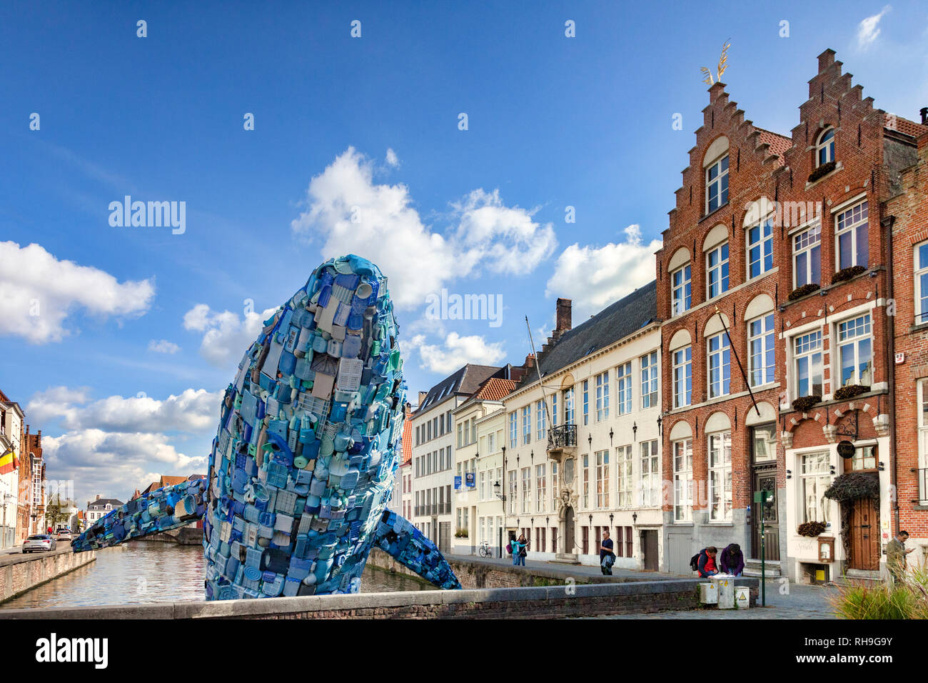 25 Settembre 2018: Bruges, Belgio - Bruges Balena, noto come il grattacielo, realizzato da 5 tonnellate di rifiuti in plastica tirata fuori dell'Oceano Pacifico, per... Foto Stock