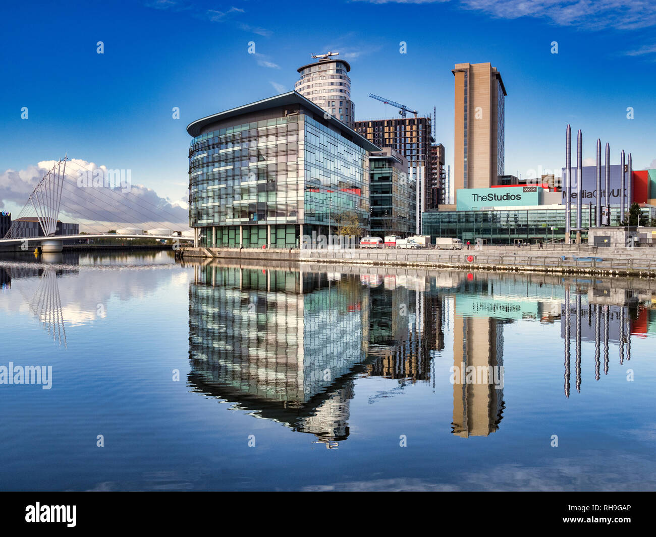 2 Novembre 2018: Manchester, Regno Unito - Media City UK si riflette nel Manchester Ship Canal, su una perfetta giornata d'autunno. Foto Stock