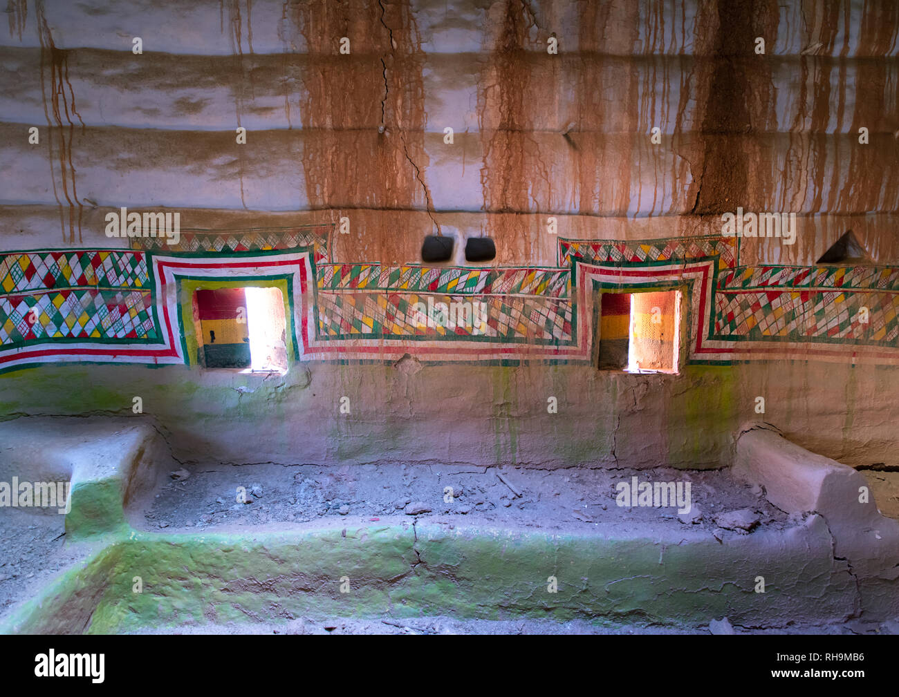 Al-qatt al-asiri tradizionalmente femminili interni decorazione della finestra in una casa abandonned, Provincia di Asir, Sarat Abidah, Arabia Saudita Foto Stock