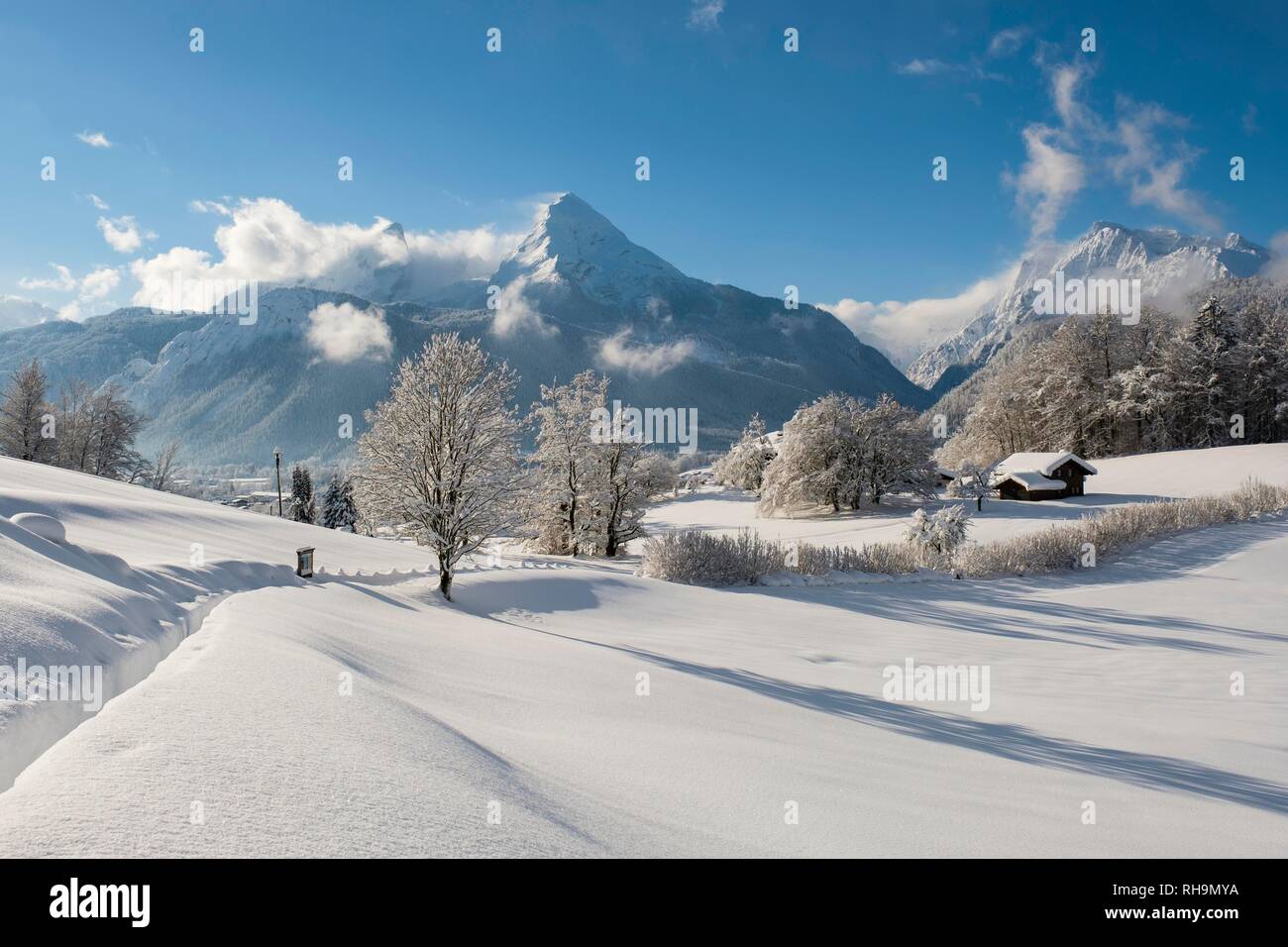 Paesaggio invernale con vista del Watzmann, Hochkalter sulla destra, Bischofswiesen Parco Nazionale di Berchtesgaden. Foto Stock