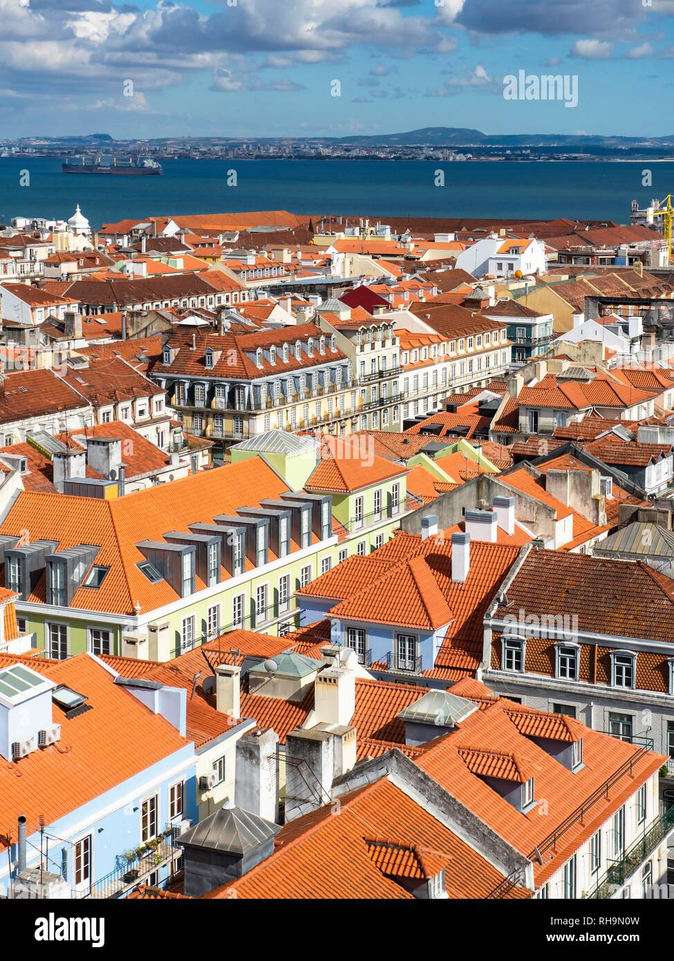 Vista sulla città e il Castelo de São Jorge, Baixa, Lisbona, Portogallo Foto Stock